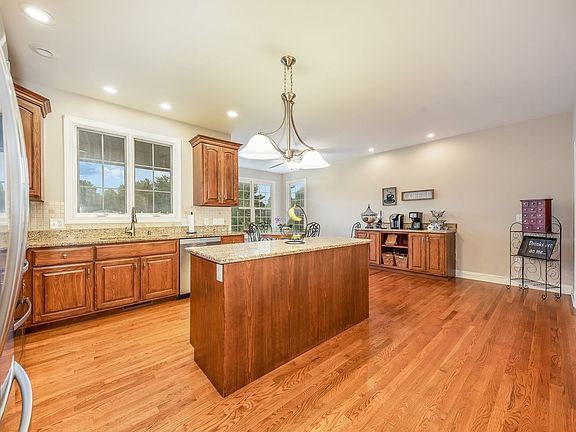3rd image of 2309 Oakwood Ln