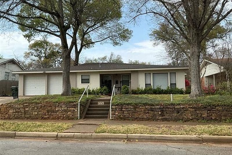 1st image of 704 Haden St