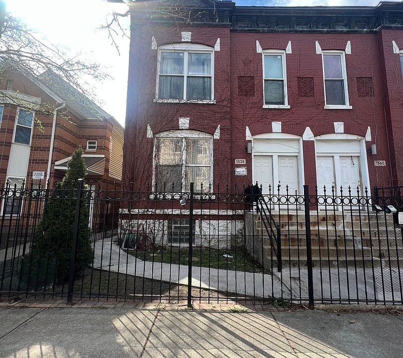 1st image of 1538 N Rockwell St APT 2R