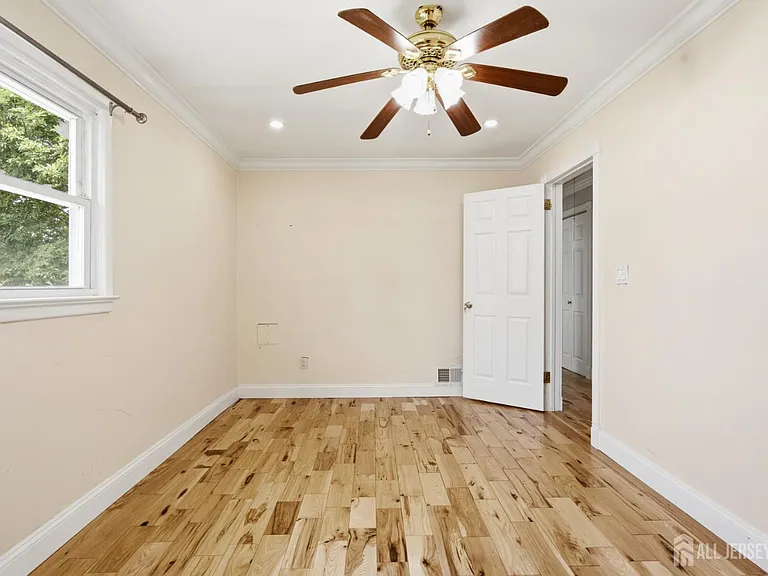264 E George Pl — Photo 19