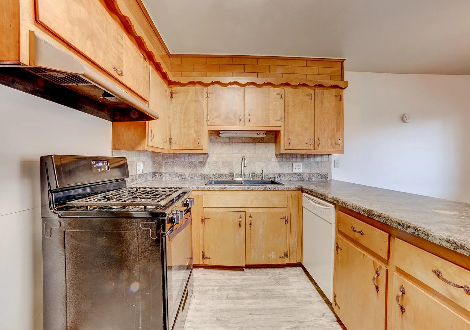 Beautiful 2BD/1BA next to River Parks — Photo 2