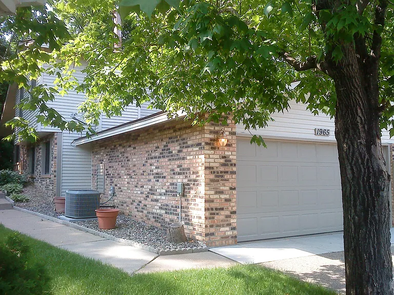 1965 Kingsview Ln N — Photo 2