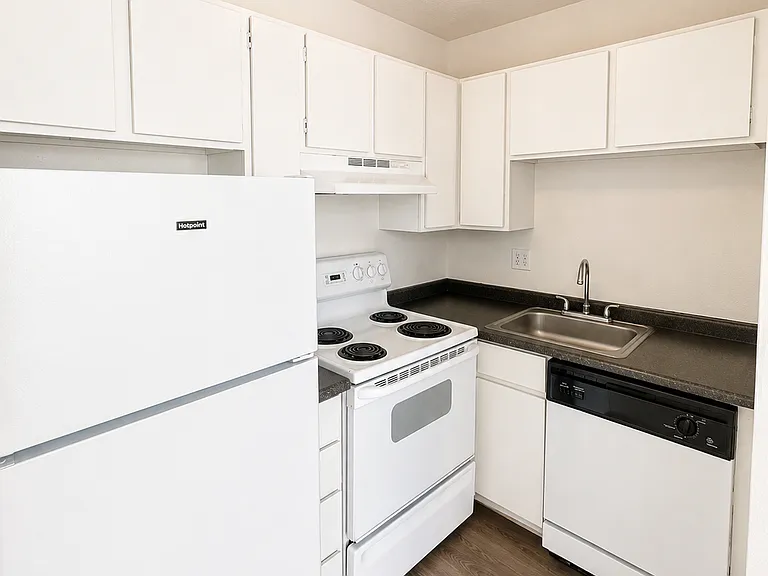 Caledonian Apartments — Photo 4