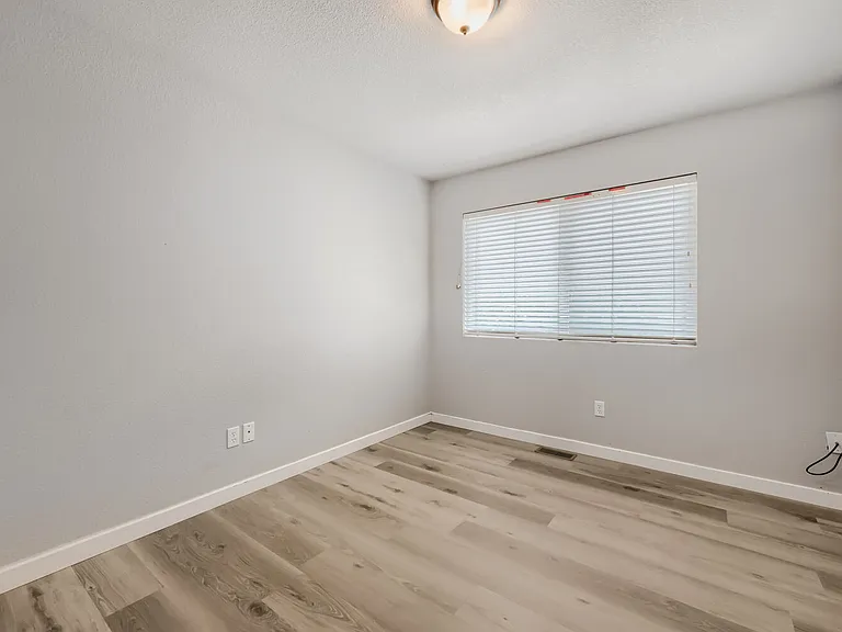 330 Graceland Grv — Photo 12
