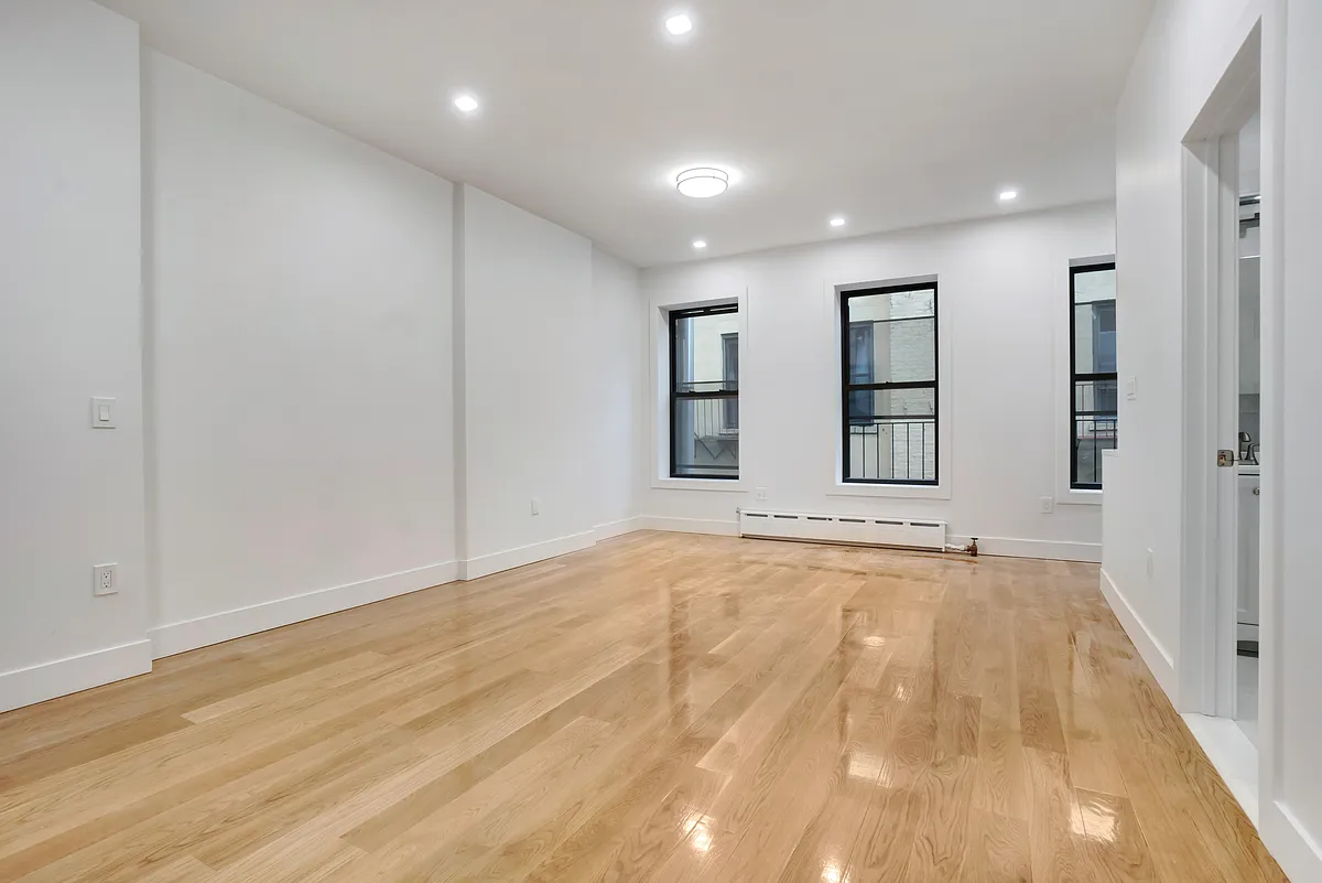 Building Photo - 209 E 10th St #5A