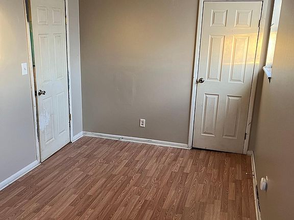 5th image of 392 Baird St