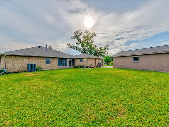 3rd image of 279 Shorthorn Dr