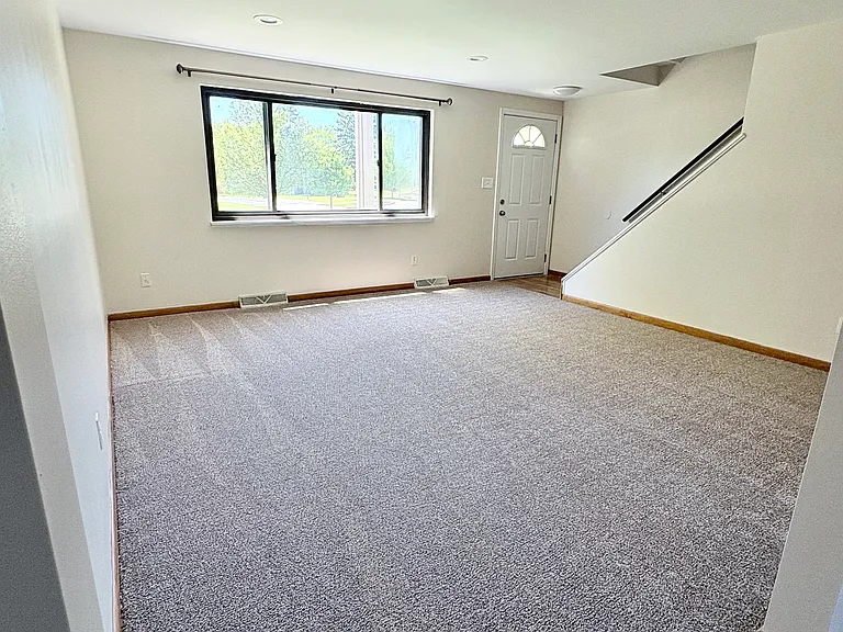 231 Greenmeadow Dr — Photo 5