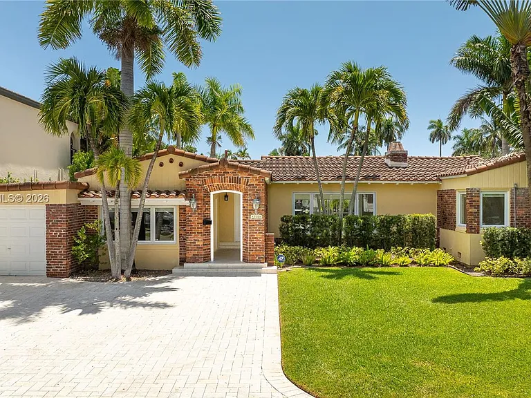 330 Coconut Isle Dr — Photo 2