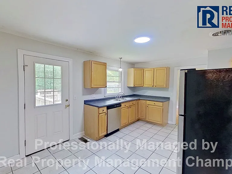 214 Huntington Rd — Photo 4