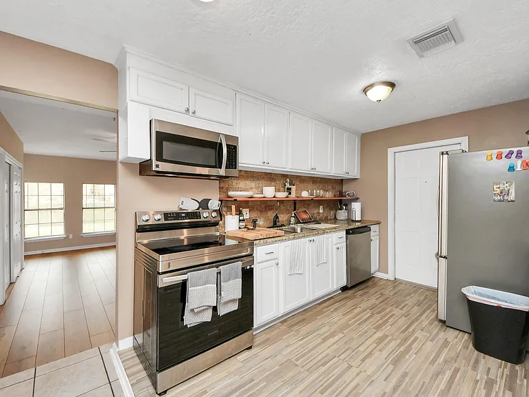 2806 Oak Dr — Photo 16