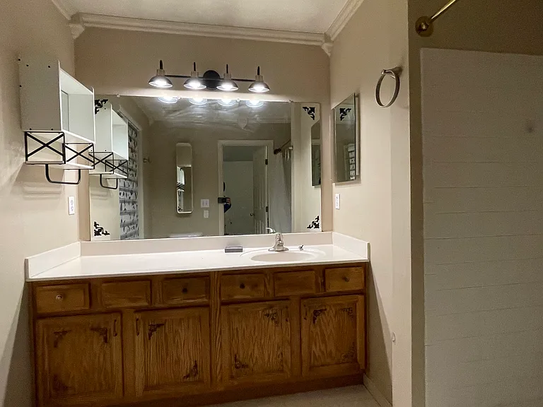 7740 Livingston Dr — Photo 16