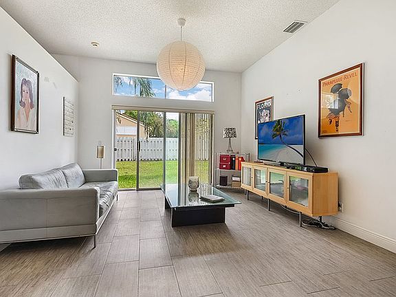 3rd image of 6762 Las Colinas Ct