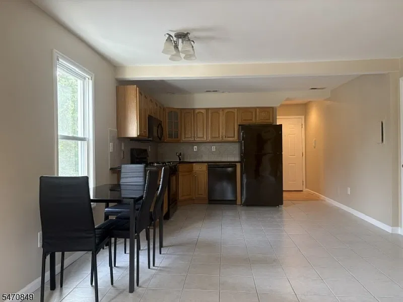 3 bed, 1.5 bath, $3,500 — Photo 3
