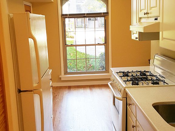 Galley Kitchen w/hardwood