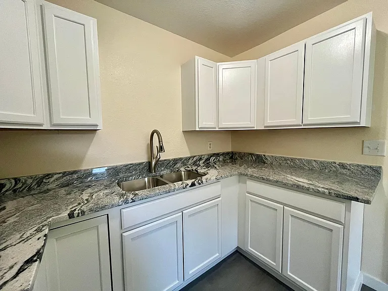501 W Dixie St — Photo 10