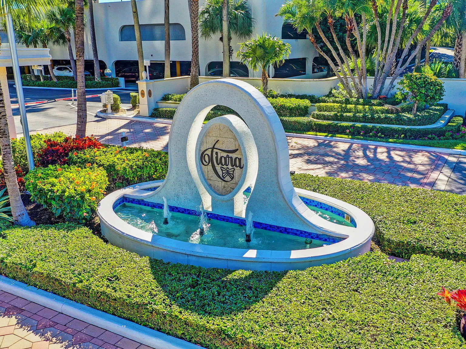 Tiara — Photo 2