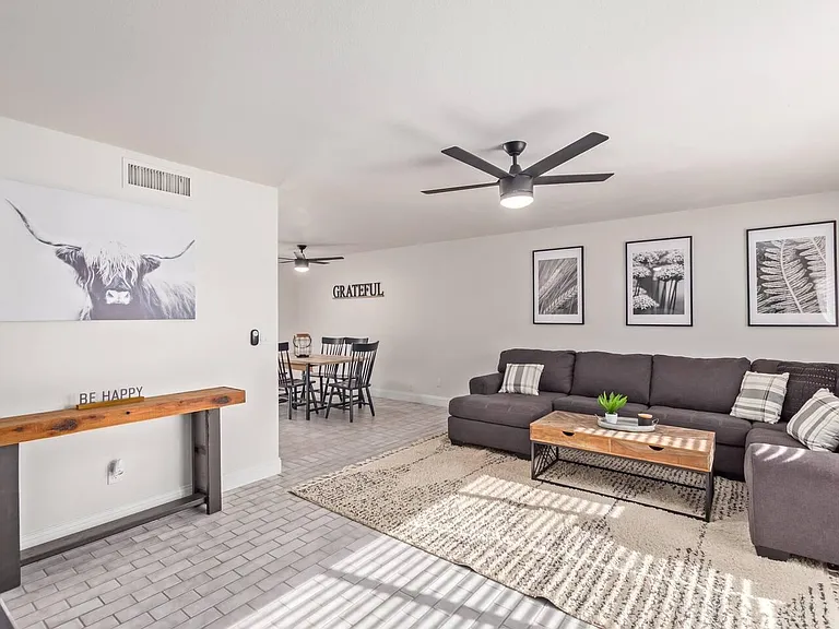 114 W Hunter St — Photo 2