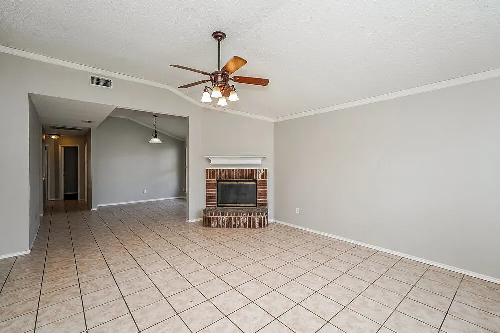 3 bed, 2.0 bath, 1575 sqft, $2,160 — Photo 3