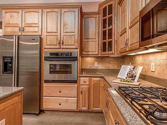  Kitchen w/Maple Cabinets