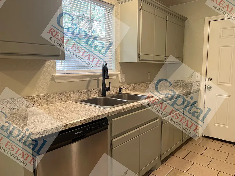 219 W Locust St — Photo 9