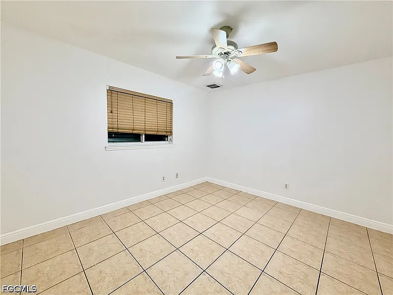 527 NE 24th Pl — Photo 11