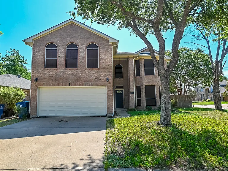 2100 Newport Dr — Photo 1