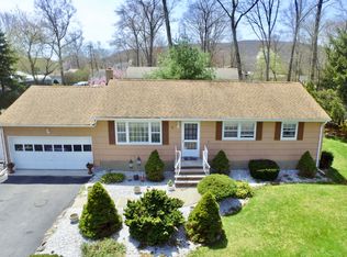6 Hopi Trl, Oak Ridge, NJ 07438
