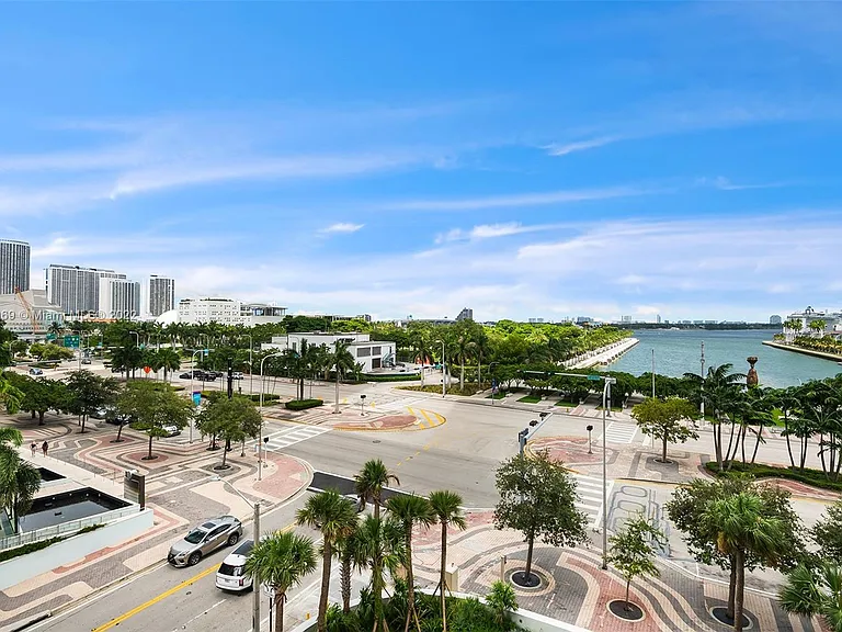 888 Biscayne Blvd — Photo 11