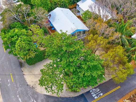 3rd image of 184 Iroquois St
