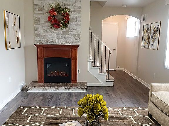 LIVING ROOM/FIREPLACE