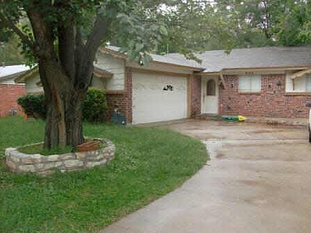 1st image of 944 Dee Ln