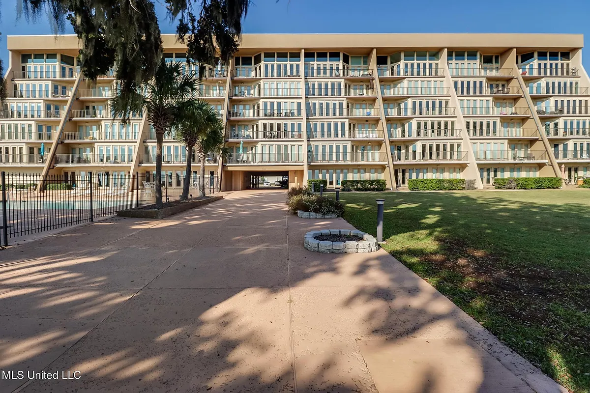 Building Photo - 520 Beach Blvd #501