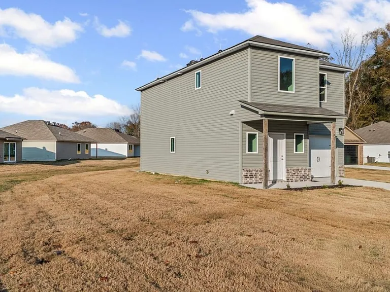 152 Meadow Dr — Photo 2