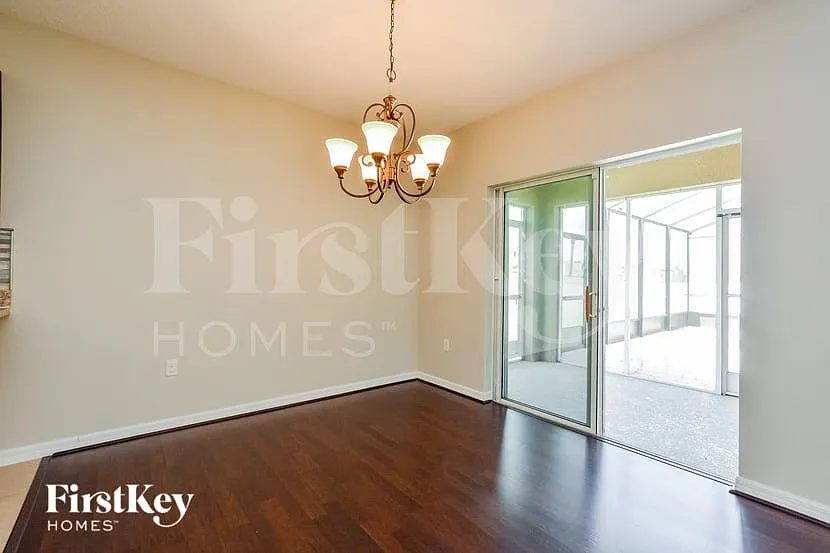 4 bed, 2.0 bath, 1867 sqft, $2,285 — Photo 3