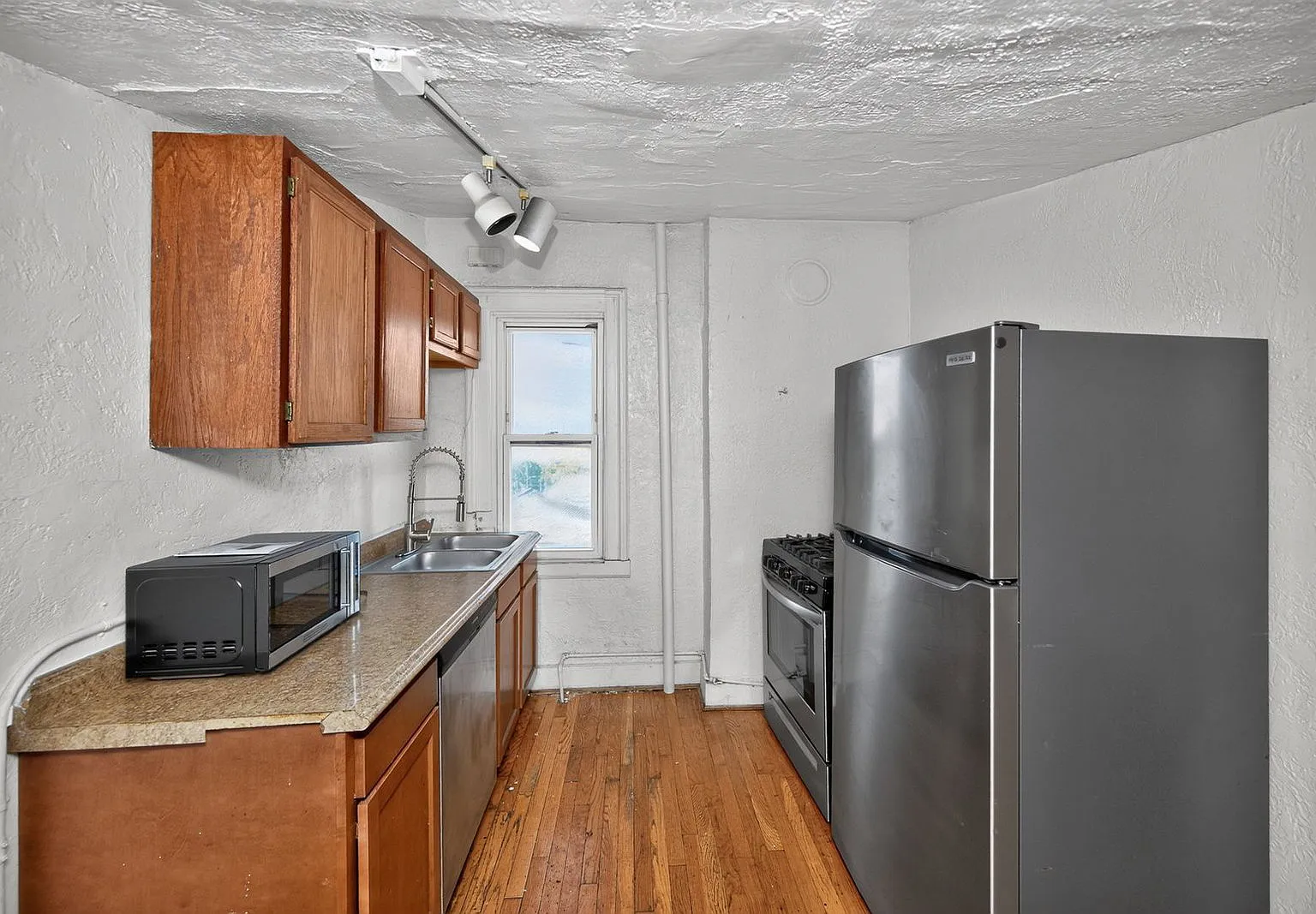 2 bed, 1.0 bath, 600 sqft, $1,299 — Photo 2