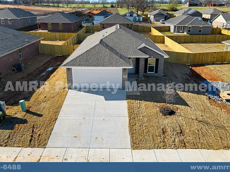 125 SW Vicki St — Photo 37