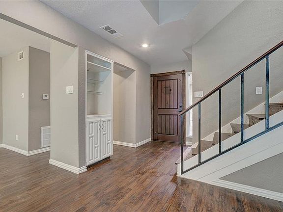 3rd image of 15 Oakbrook Dr