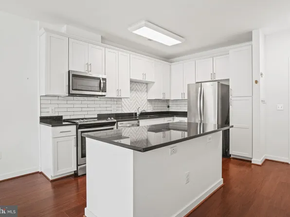 9430 Silver King Ct Unit 205, Fairfax, VA 22031