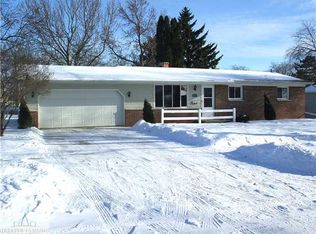 1009 Hampshire Dr, Saint Johns, MI 48879