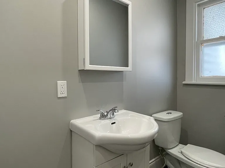 11 Grosvenor Ave S — Photo 11