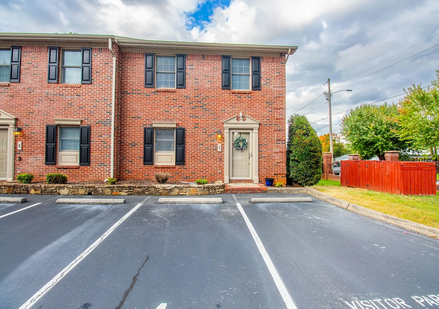 Beautiful 2 Bed, 2.5 Bath Condo in Johnson City — Photo 1