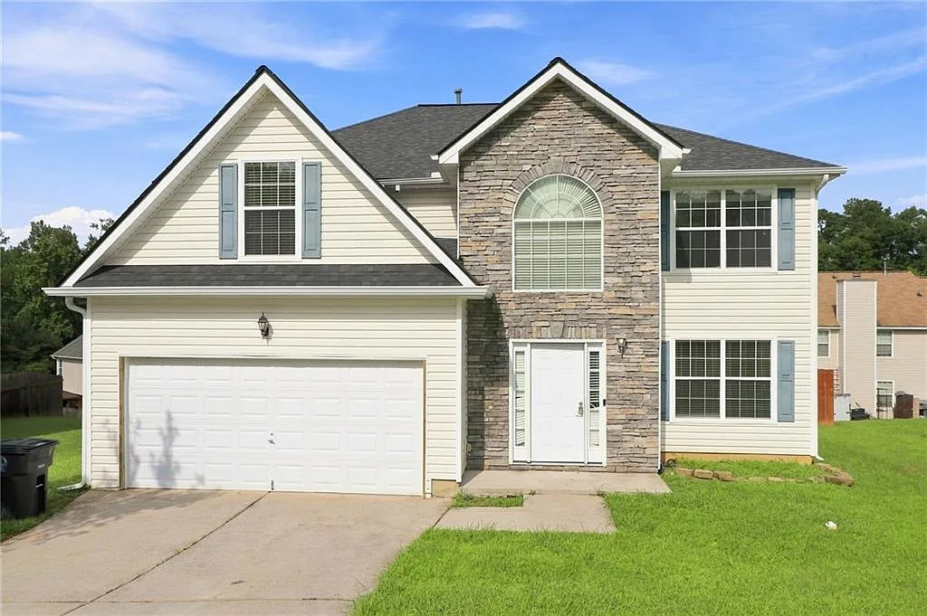 4 bed, 2.5 bath, 2695 sqft, $2,800 — Photo 1