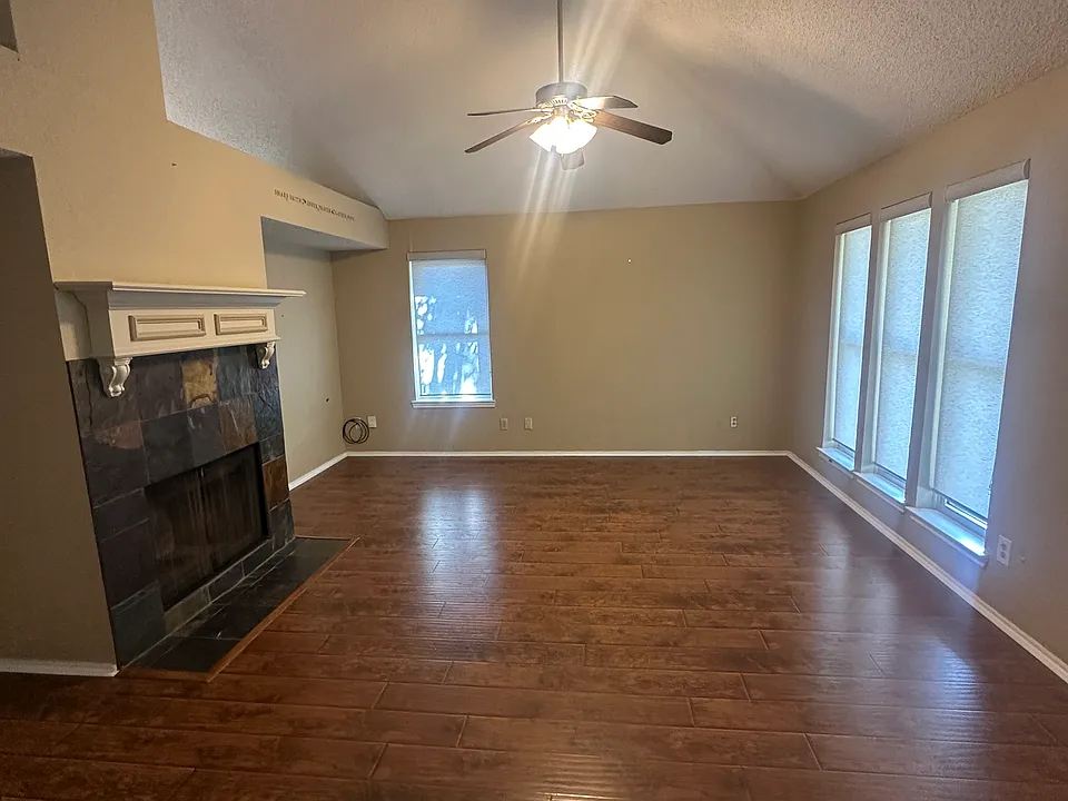 1323 Flameleaf Dr