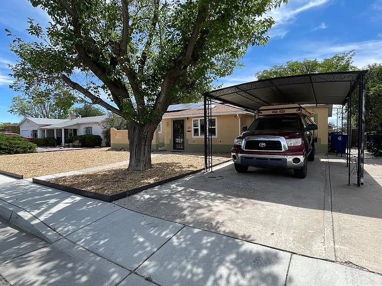 321 Sierra Pl NE — Photo 2