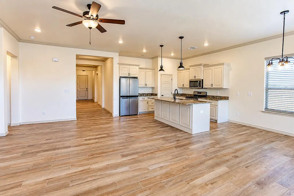 4 bed, 2.0 bath, 2070 sqft, $3,500 — Photo 4