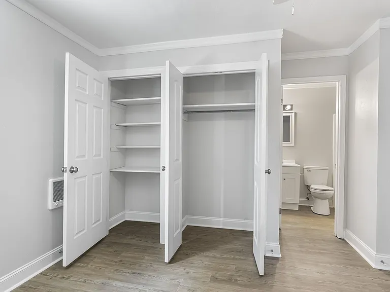 Edgewater Apartments — Photo 9