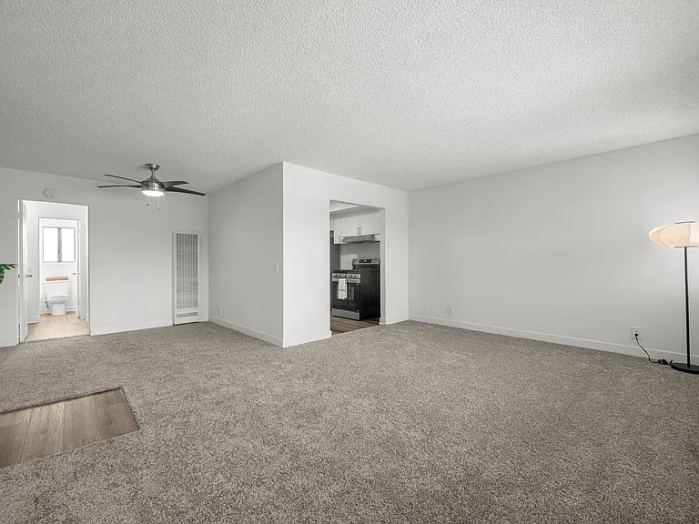 Sunset Square Apartments — Photo 21