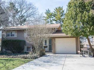 364 Virginia Dr, South Elgin, IL 60177