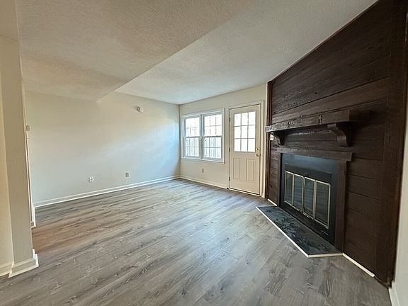 3rd image of 103 Palace Cir